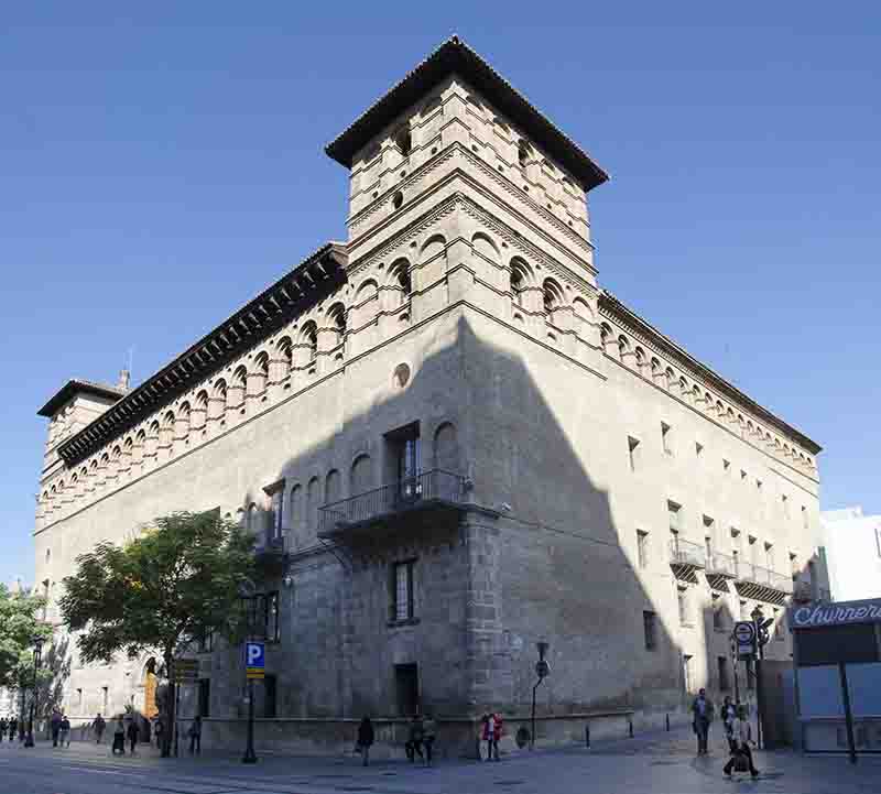 Zaragoza 114 - palacio de los condes de Morata o de Luna.jpg